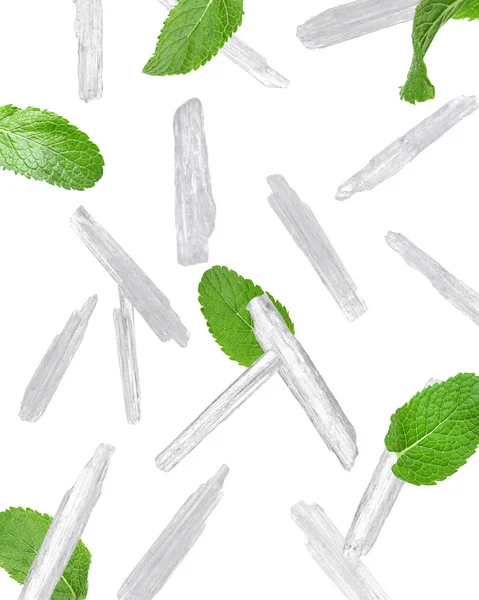 Διαφανείς Κρύσταλλοι Μενθόλης Και Πράσινα Φύλλα Μέντας Που Πέφτουν Λευκό — Φωτογραφία Αρχείου