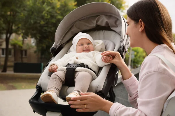 Giovane Madre Con Suo Adorabile Bambino Passeggino All Aperto — Foto Stock