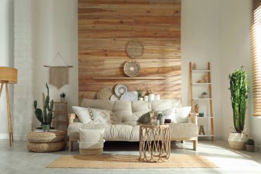 Oturma odasının içinde şık bir dekor ve rahat bir kanepe var.