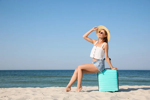 Beautiful Woman Suitcase Sandy Beach Sea — Stock Photo, Image