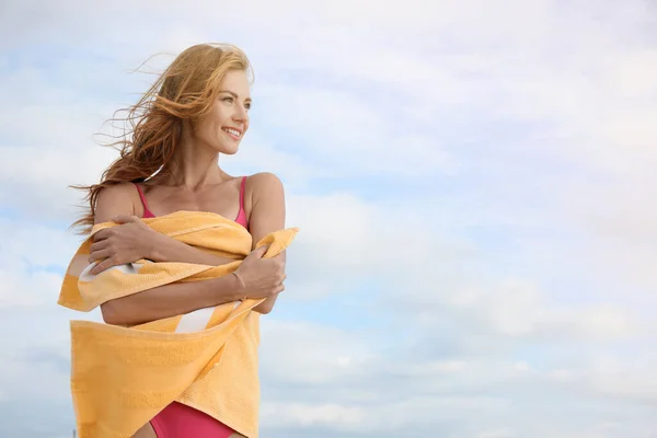 Piękna Kobieta Ręcznikiem Plażowym Przeciwko Niebu — Zdjęcie stockowe