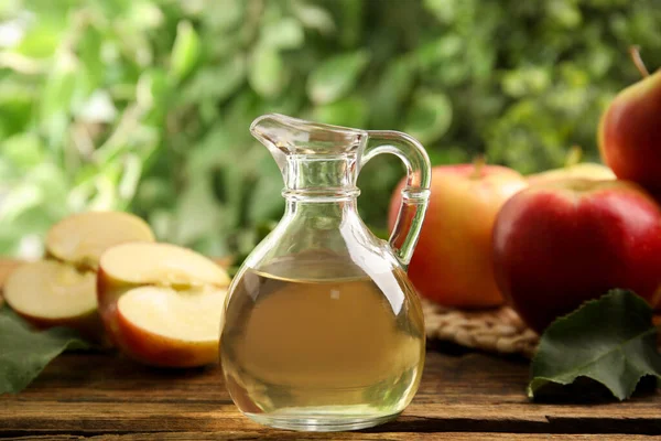 天然苹果醋和新鲜水果放在木制桌子上 背景模糊 — 图库照片