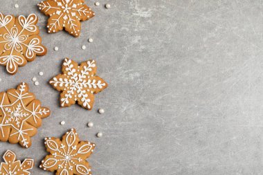 Açık gri masada lezzetli noel kurabiyeleri, düz yatış. Metin için boşluk