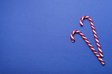 Mavi arka planda iki tane şeker kamışı, düz uzanmış. Metin için boşluk