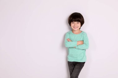 Beyaz arka planda küçük şirin bir çocuğun portresi, metin için boşluk