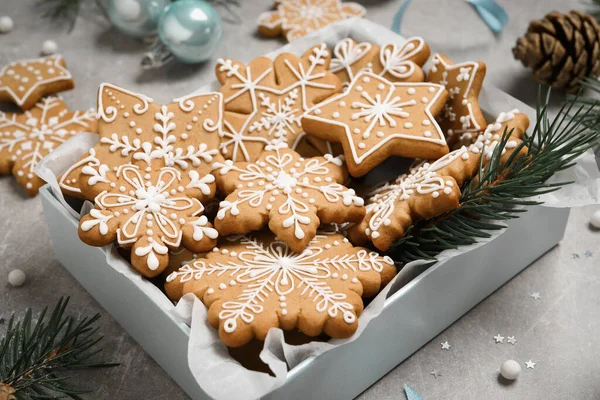 Chutné Vánoční Cukroví Slavnostní Dekor Světle Šedém Stole Detailní Záběr — Stock fotografie