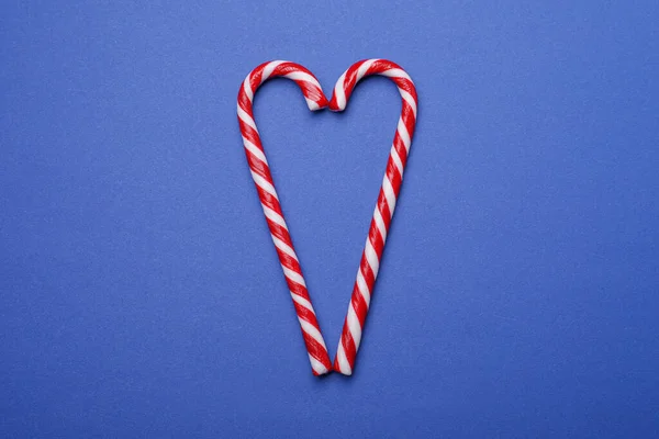 Mavi Arka Planda Tatlı Noel Şekerlerinden Yapılmış Kalp Şekli Üst — Stok fotoğraf