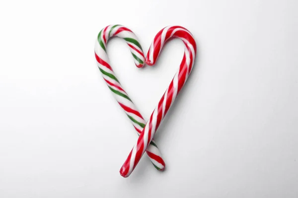 Beyaz Arka Planda Tatlı Noel Şekerlerinden Yapılmış Bir Kalp — Stok fotoğraf