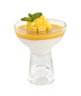 Mango soslu lezzetli panna cotta ve beyaz üzerine izole edilmiş taze meyve parçaları.