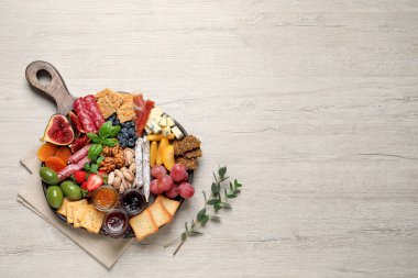 Ahşap masada farklı lezzetli aperatifler, düz yatış. Metin için boşluk