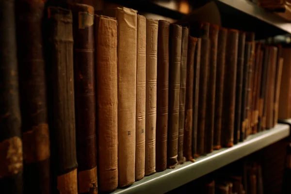 Старі Книги Полиці Бібліотеці Крупним Планом — стокове фото