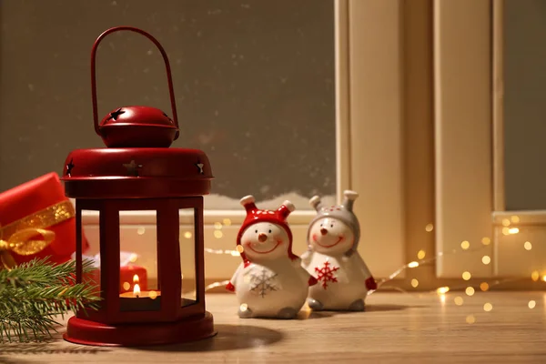 Lanterna Natal Vermelho Com Vela Ardente Decoração Festiva Peitoril Janela — Fotografia de Stock