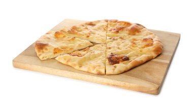 Beyaz arka planda peynirli lezzetli khachapuri.