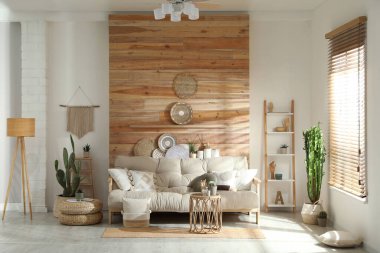 Oturma odasının içinde şık bir dekor ve rahat bir kanepe var.