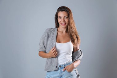 Açık gri arkaplanda güzel bir kadının portresi