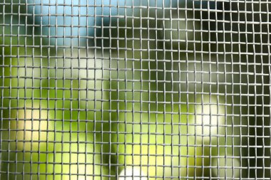 Bulanık arkaplana karşı pencere için böcek ekranı, kapat