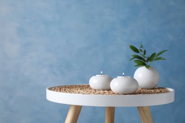 Açık mavi arkaplan üzerinde mum ve bitki yakma alanı metin için