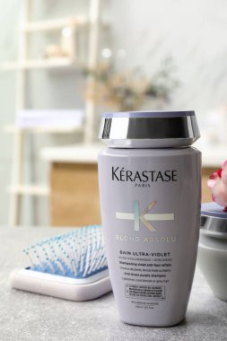 MYKOLAIV, UKRAINE - EYLÜL 07, 2021: Kerastase şampuan ve saç fırçası
