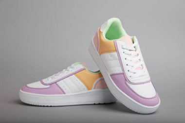 Gri arka planda bir çift rahat spor ayakkabısı