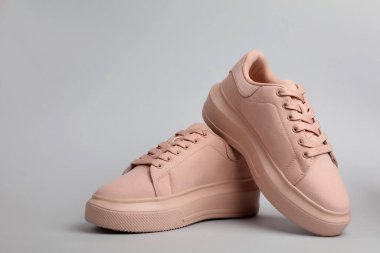 Gri arka planda bir çift rahat spor ayakkabısı