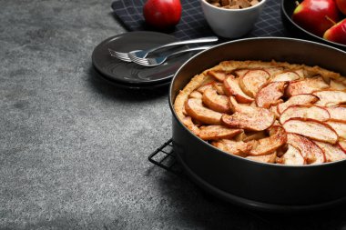 Gri masada lezzetli elmalı turta, metin için yer var.