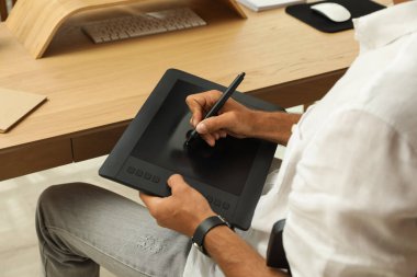 Masada grafiksel tablet üzerinde çalışan profesyonel rötuş, yakın plan