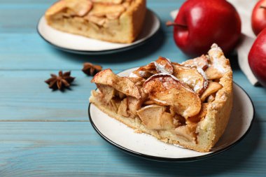 Turkuaz ahşap masada servis edilen lezzetli elmalı turta dilimi. Metin için boşluk