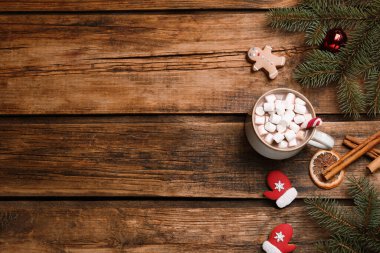 Şekerlemeli ve Noel dekorlu lezzetli sıcak çikolatanın düz kompozisyonu ahşap masa, yazı için yer