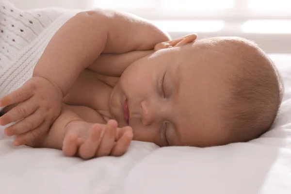Мила Маленька Дитина Спить Ліжку Крупним Планом — стокове фото