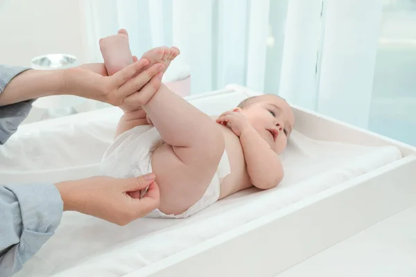 Madre Cambiando Pañal Del Bebé Casa Concéntrese Las Manos — Foto de Stock