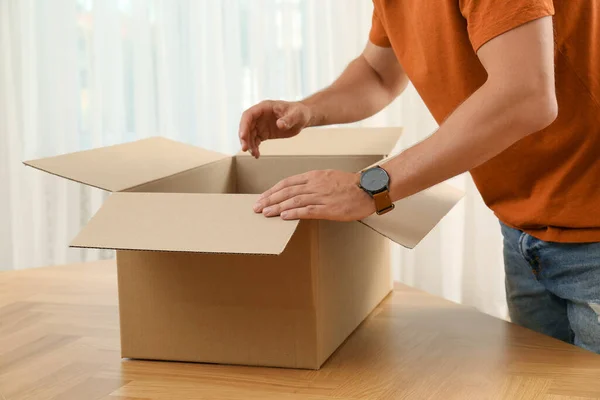 Hombre Abriendo Paquete Casa Primer Plano Compras Por Internet — Foto de Stock