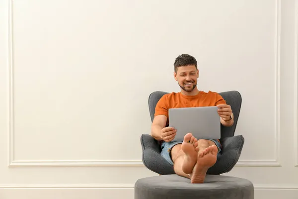 Homem Feliz Usando Laptop Poltrona Dentro Casa Espaço Para Texto — Fotografia de Stock