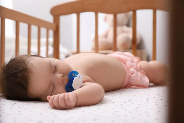 Bebé Bonito Com Chupeta Dormindo Berço Casa — Fotografia de Stock