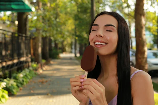 Hermosa Joven Comiendo Helado Glaseado Chocolate Calle Ciudad Espacio Para — Foto de Stock