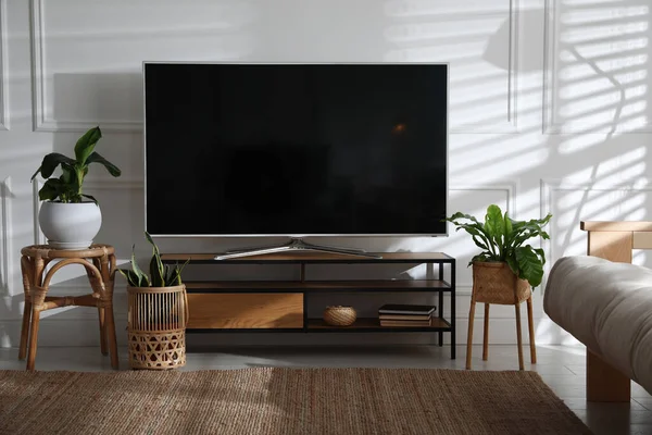 現代的なテレビ付きのリビングルームのインテリアスタンド — ストック写真