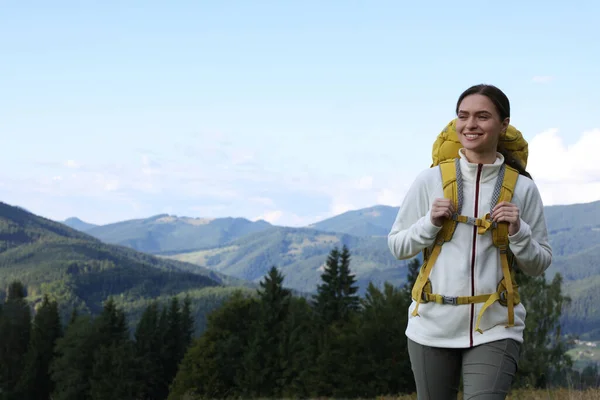 Touristin Mit Rucksack Wandert Durch Berge Platz Für Text — Stockfoto