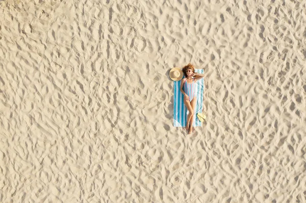 Mujer Tomando Sol Toalla Playa Costa Arena Vista Aérea Espacio — Foto de Stock