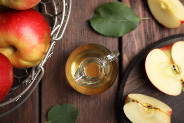 Natürlicher Apfelessig Und Frische Früchte Auf Holztisch Flach Gelegt — Stockfoto