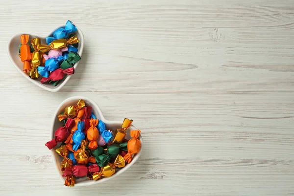 Caramelos Coloridas Envolturas Sobre Mesa Madera Beige Tendido Plano Espacio — Foto de Stock