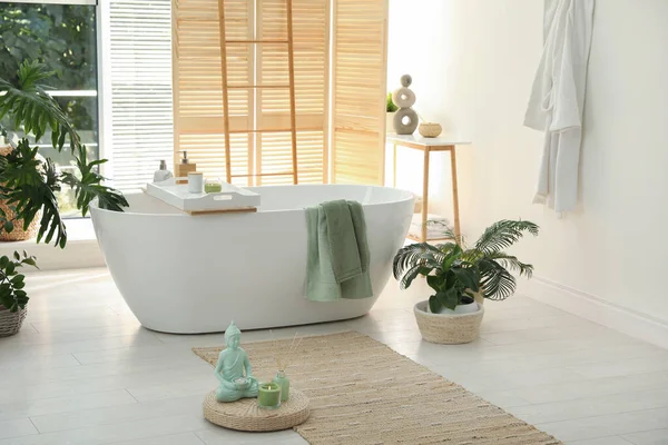 Elegante Baño Interior Con Bañera Moderna Hermosas Plantas Interior —  Fotos de Stock