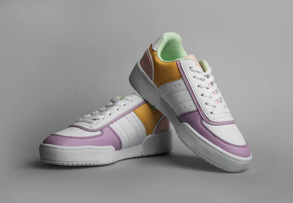 Coppia Comode Scarpe Sportive Sfondo Grigio — Foto Stock