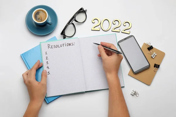 Žena Výplň Seznam Usnesení Pro Nový Rok 2022 Notebooku Bílém — Stock fotografie