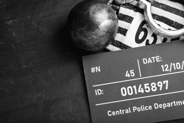 Μεταλλική Μπάλα Αλυσίδα Στολή Φυλακής Και Γραμματοκιβώτιο Μαύρο Τραπέζι Επίπεδη — Φωτογραφία Αρχείου