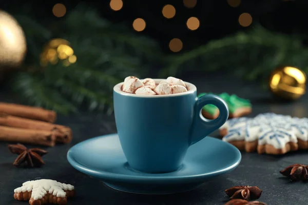 Köstliche Heiße Schokolade Und Weihnachtsdekor Auf Schwarzem Tisch Gegen Verschwommenes — Stockfoto