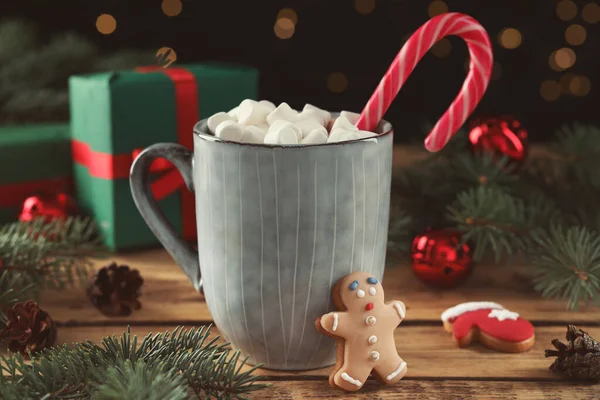 Köstliche Heiße Schokolade Mit Marshmallows Zuckerrohr Und Weihnachtsgebäck Auf Holztisch — Stockfoto