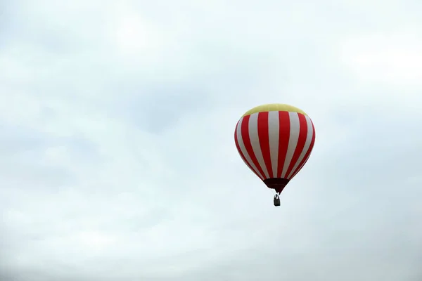 Mavi Gökyüzünde Sıcak Hava Balonunun Görüntüsü Metin Için Boşluk — Stok fotoğraf