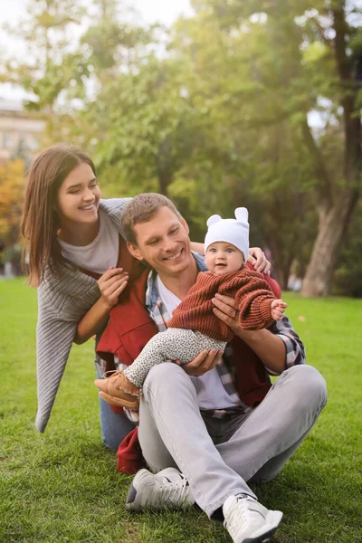 Gelukkige Ouders Met Hun Schattige Baby Groen Gras Het Park — Stockfoto