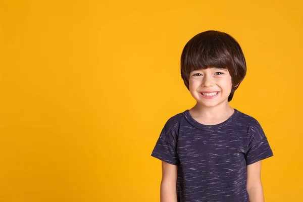 Portret Van Schattig Jongetje Gele Achtergrond Ruimte Voor Tekst — Stockfoto