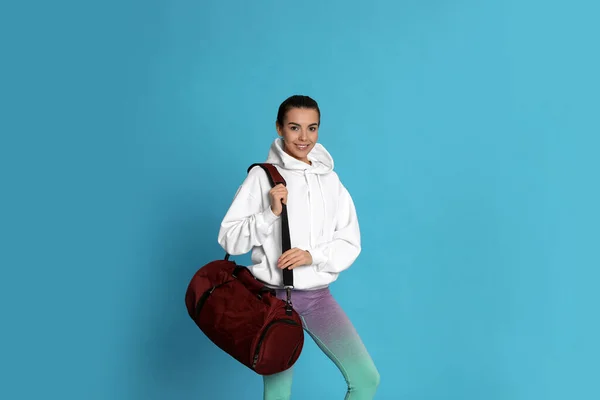 Wanita Cantik Dengan Tas Olahraga Dengan Latar Belakang Biru Muda — Stok Foto
