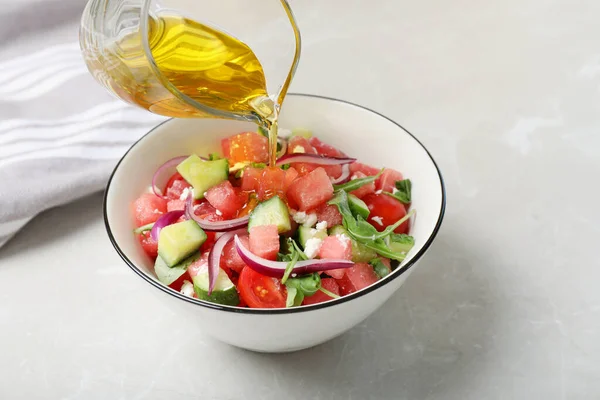 Añadir Aceite Oliva Deliciosa Ensalada Con Sandía Verduras Queso Feta —  Fotos de Stock